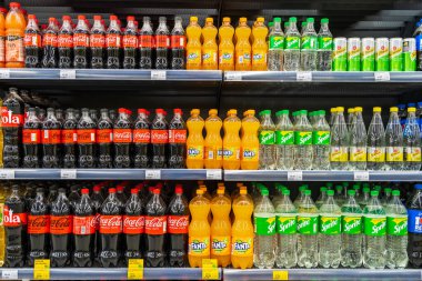 13 Nisan 2023 Beltsy, Moldova. Resimli editör kullanımı için. Coca-Cola ve tatlı su