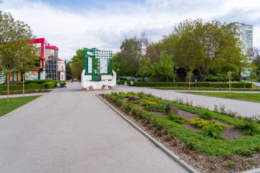 12 Mayıs 2023 Beltsy, Moldova. Resimli editör kullanımı için. Şehir çiçek tarhları