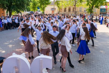 30 Mayıs 2023 Beltsy, Moldova. Resimli editör kullanımı için. Okul balosu.
