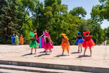 1 Haziran 2023 Beltsy, Moldova. Resimli editör kullanımı için. Şehirde dans eden çocuklar