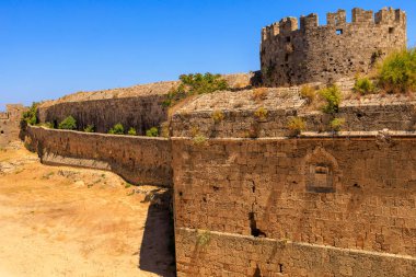 7 Ağustos 2023 Rodos Yunanistan. Resimli editör kullanımı için. Eski bir kalenin kuleleri, arka plan