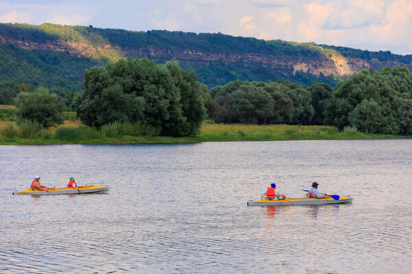 29 июля 2023 года Сокол Молдова. Люди активно путешествуют по Днестру на байдарках
