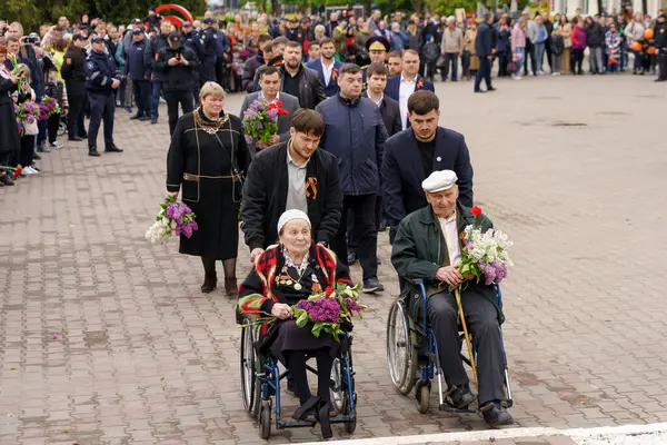 9 Mayıs 2023 Beltsy, Moldova. Resimli editör kullanımı için. Zafer geçidinde çiçekler sermek.