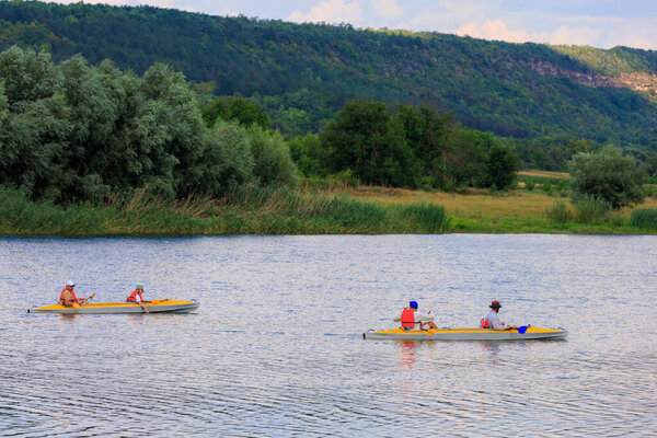 29 июля 2023 года Сокол Молдова. Люди активно путешествуют по Днестру на байдарках. Любительский рафтинг