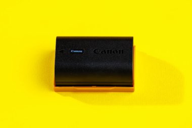 30 Ağustos 2023 Chisinau Moldova. Canon kamera için pil lp-e6NH. Metin için kopyalama alanı olan arkaplan