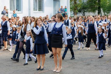 1 Eylül 2023 Balti Moldova. Okulda törensel kutlama hattı. Bilgi Günü 'nde. Okula dönelim. Sadece yazı işleri için.
