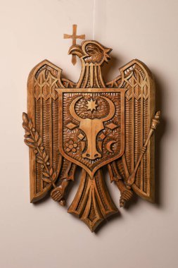 5 Aralık 2023 Balti Moldova. Tahtadan oyulmuş Moldova Cumhuriyeti 'nin amblemi. Alışılmadık bir hobi. Editör kullanımı için