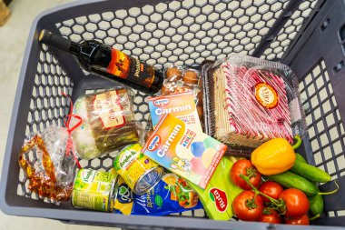 13 Nisan 2023 Beltsy, Moldova. Resimli editör kullanımı için. Paskalya için market sepeti.