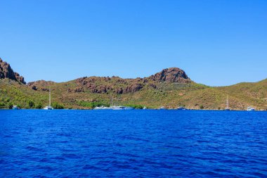 8 Ağustos 2023 Türkiye Mugla, Ege Adaları. Resimli editör kullanımı için. Tatil köyünün körfezine demir atmış.