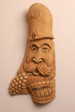 5 Aralık 2023 Balti Moldova. Kök plastiği tarzında dekoratif ahşap oyma heykelleri. Dikey görüntü. Alışılmadık bir hobi..