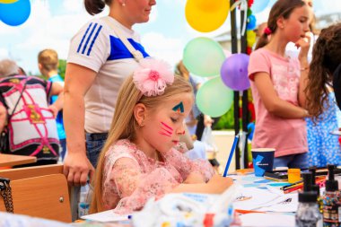 1 Haziran 2022 Beltsy, Moldova. Resimli editör kullanımı için. Çocuklar eğitici yaratıcılık ile ilgilenirler.