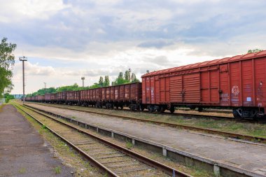 21 Haziran 2023 Rautel Moldova. Resimli editör kullanımı için. Yük vagonlu demiryolu.