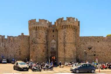 7 Ağustos 2023 Rodos Yunanistan. Resimli editör kullanımı için. Eski bir kalenin kuleleri, arka plan