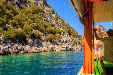 8 Ağustos 2023 Türkiye Mugla, Ege Adaları. Resimli editör kullanımı için. Gezinti yatından güzel manzara