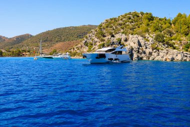 8 Ağustos 2023 Türkiye Mugla, Ege Adaları. Resimli editör kullanımı için. Turizm sezonunda yatı bağlamak için bir koy.