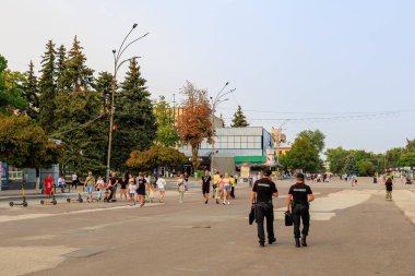 1 Ekim 2023. Balti Moldova. Jandarma şehirde devriye geziyor. Seçici odak ve kopyalama alanı olan arkaplan