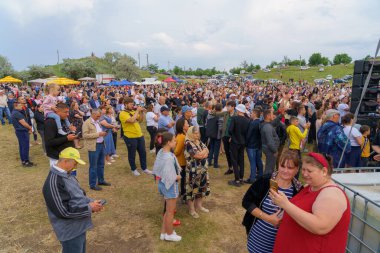 12 Haziran 2022 Duruitoara Moldova. Resimli editör kullanımı için. Halk müziğinin açık etkinliğinde müzisyenler