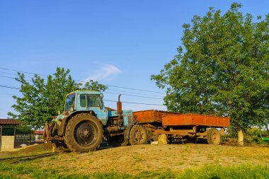 23 Mayıs 2023 Dobruja köyü, Singerei bölgesi, Moldova. Resimli editör kullanımı için. Çiftçi traktörü.
