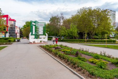 12 Mayıs 2023 Beltsy, Moldova. Resimli editör kullanımı için. Şehir çiçek tarhları