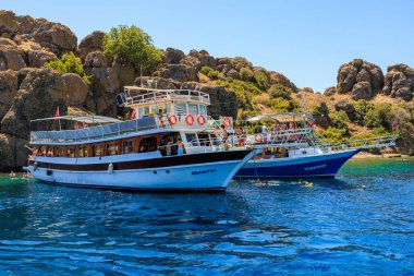 8 Ağustos 2023 Türkiye Mugla, Ege Adaları. Resimli editör kullanımı için. Yüzmek ve yat bağlamak için popüler bir yer.