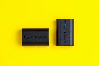 30 Ağustos 2023 Chisinau Moldova. Canon kamera için iki lp-e6NH bataryası. Metin için kopyalama alanı olan arkaplan