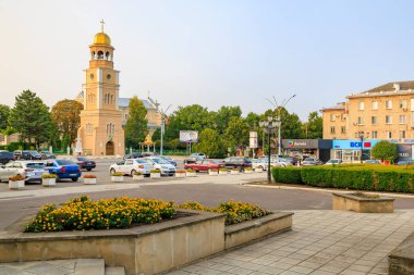 1 Ekim 2023. Balti Moldova. Aziz Niklas Kilisesi 'nin çan kulesi. Seçici odak ve kopyalama alanı olan arkaplan