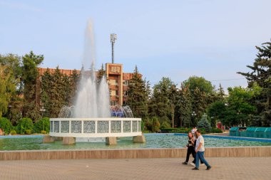1 Ekim 2023. Balti Moldova. Çalışan şehir çeşmesi. Seçici odak ve kopyalama alanı olan arkaplan