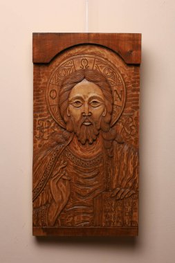 5 Aralık 2023 Balti Moldova. İkona şeklinde oyulmuş ahşap resim. Alışılmadık bir hobi. İllüstrasyon Editörü.