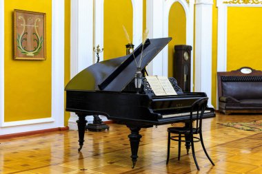 14 Mayıs 2022 Chisinau Moldova. Resimli editör kullanımı için. Antika piyano