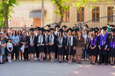 30 Mayıs 2023 Beltsy, Moldova. Resimli editör kullanımı için. Okuldaki sırayla mezun olanlar.