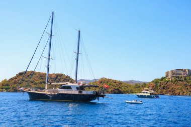 8 Ağustos 2023 Türkiye Mugla, Ege Adaları. Resimli editör kullanımı için. Yelkenli yat park etmiş.