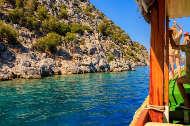 8 Ağustos 2023 Türkiye Mugla, Ege Adaları. Resimli editör kullanımı için. Gezinti yatından güzel manzara