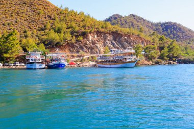 8 Ağustos 2023 Türkiye Mugla, Ege Adaları. Resimli editör kullanımı için. Turizm sezonunda yatı bağlamak için bir koy.