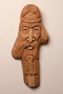 5 Aralık 2023 Balti Moldova. Kök plastiği tarzında dekoratif ahşap oyma heykelleri. Dikey görüntü. Alışılmadık bir hobi..