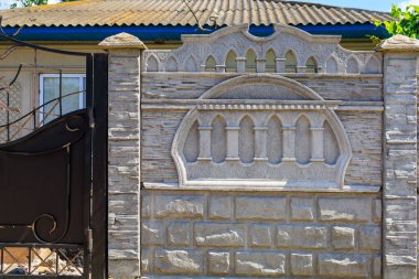 Köyde beton çit var. Seçici odaklı arkaplan ve metin için alanı kopyala