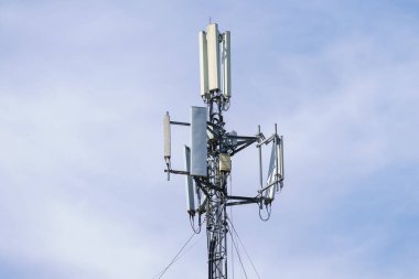 Mavi gökyüzü arka planlı telekomünikasyon kulesi. Teknoloji ve iletişim konsepti.