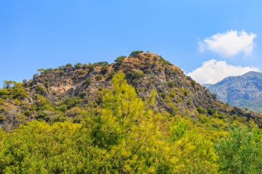 Türkiye 'nin popüler Oludeniz plajından yeşil dağların güzel manzarası. Arkaplan