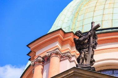 Şehrin mimarisinde çok eski heykeller var. Tarihsel ve kültürel miras. Seçici odak ve kopyalama alanı olan arkaplan