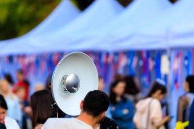 Bir sokak fotoğrafçısı için portre tabağı. Işık şekillendirme başlığı. Seçici odaklı arkaplan ve metin için alanı kopyala