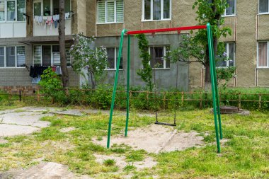 Çocuk salıncağı. Seçici odaklı arkaplan ve metin için alanı kopyala.