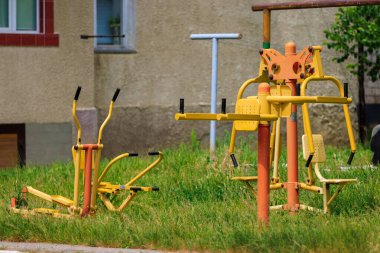 Bir apartmanın avlusunda çocuk parkı. Seçici odaklı arkaplan ve metin için alanı kopyala.