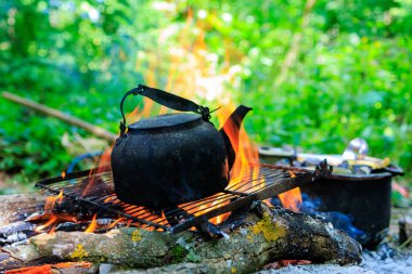 Kamp ateşinde çaydanlık. Kamp ya da yürüyüş. Seçici odak ve kopyalama alanı olan arkaplan