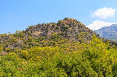 Türkiye 'nin popüler Oludeniz plajından yeşil dağların güzel manzarası. Arkaplan