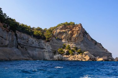 Denizden kayalık kıyı manzarası. Seçici odaklı arkaplan ve metin için alanı kopyala. Türkiye 'de Akdeniz. Popüler turistik yerler