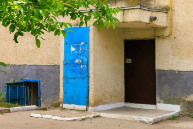 Çok katlı bir binanın girişi ya da ön kapısı var. Seçici odak ve kopyalama alanı olan arkaplan