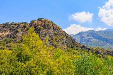 Türkiye 'nin popüler Oludeniz plajından yeşil dağların güzel manzarası. Arkaplan
