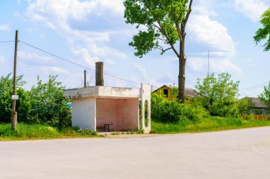 Köydeki otobüs durağı. Seçici odaklı arkaplan ve metin için alanı kopyala.