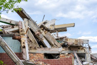 Yıkılmış bir binanın kalıntıları. Seçici odaklı arkaplan ve metin için alanı kopyala.