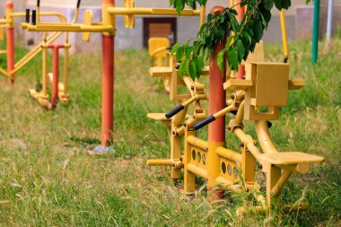Bir apartmanın avlusunda çocuk parkı. Seçici odaklı arkaplan ve metin için alanı kopyala.