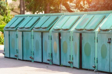 Çöp bidonları. Seçici odaklı arkaplan ve metin için alanı kopyala.
